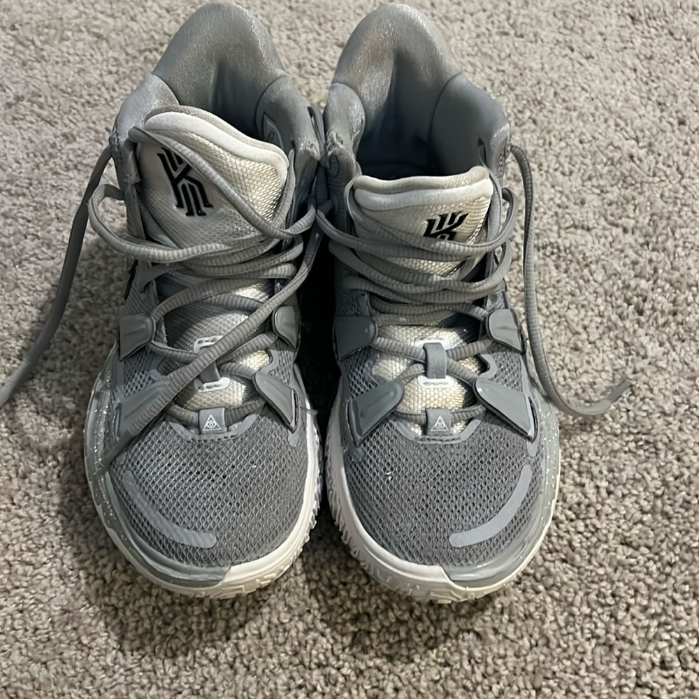 Kyrie nike basketball shoes size 5.5